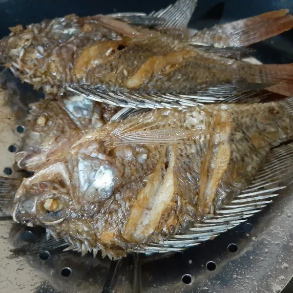 Goreng ikan hingga kering, sisihkan.