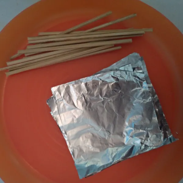 Siapkan tusuk sate yang dibelah 2 bagian, potong ujungnya yang lancip. Potong-potong alumunium foil untuk membungkus lolipop.