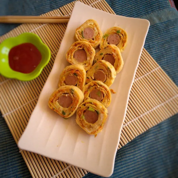 Iris tamagoyaki sesuai selera dan sajikan hangat bersama saus favorit keluarga.