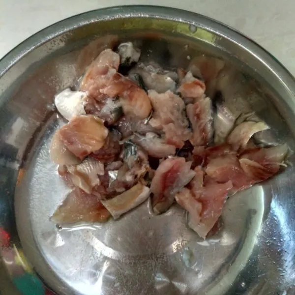 Bersihkan ikan dan udang yang akan digunakan, potong-potong kecil, untuk udang cukup bersihkan kulitnya.
