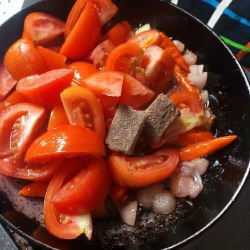 Goreng bawang merah, bawang putih, tomat, dan cabai serta terasi sampai layu.