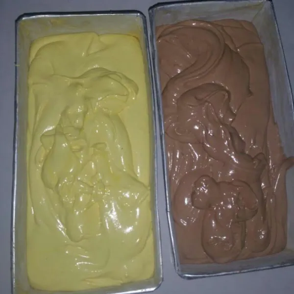 Tuang adonan pada cetakan.