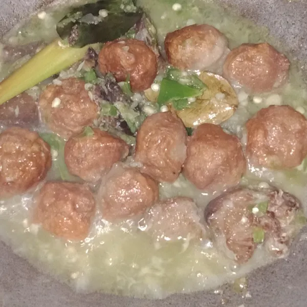 Masak sampai air menyusut, masukkan garam dan royco. Koreksi rasa. Angkat dan sajikan saat matang.