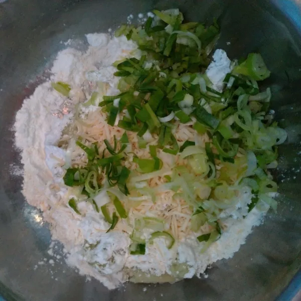 Siapkan tepung terigu, tepung maizena, garam, keju parut, dan daun bawang.