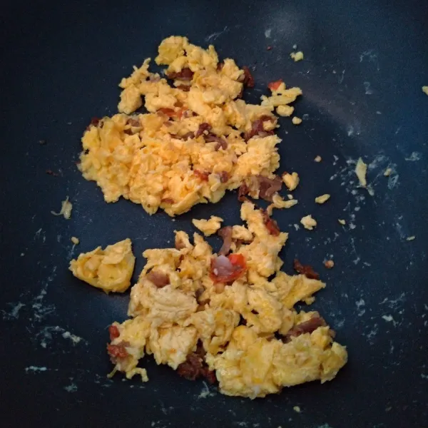 Masukan telur lalu aduk-aduk.