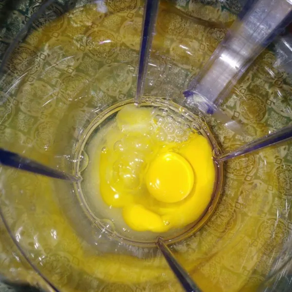 Blender telur, gula, dan SP hingga mengembang.