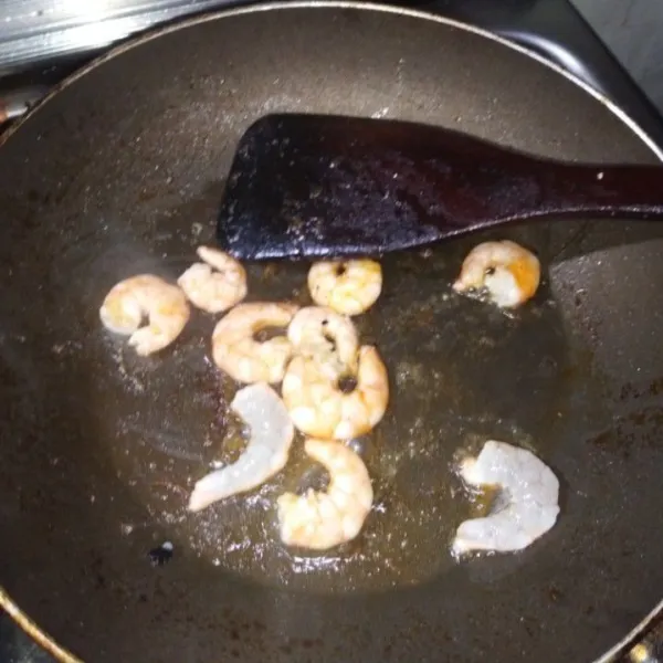 Tumis udang dengan sedikit margarin hingga berubah warna.