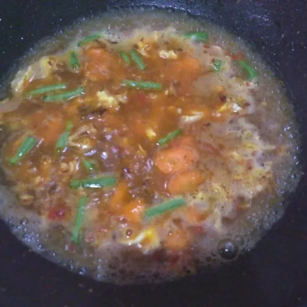 Setelah air mendidih. Masukkan wortel dan buncis. Masak hingga matang.