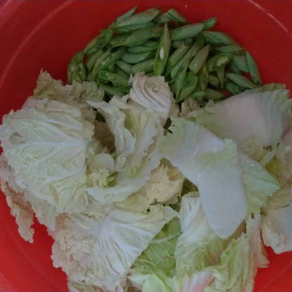 Iris dan cuci bersih buncis dan sawi putih.