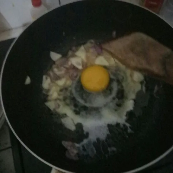 Masukkan telur dan orak arik sampai matang.