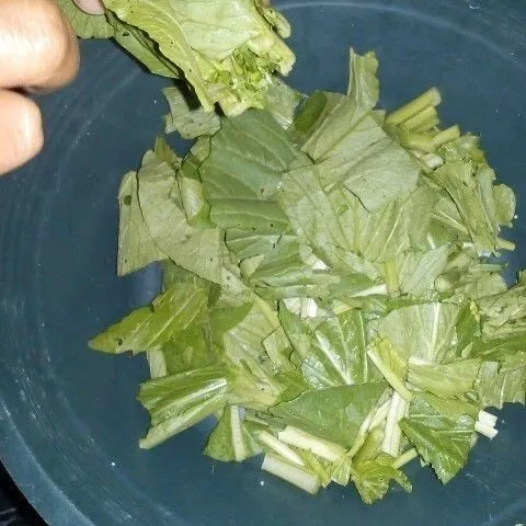 Potong 1 ikat sawi lalu sisihkan.