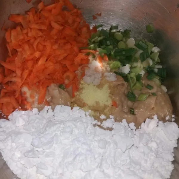 Selanjutnya tambahkan wortel, daun bawang, garam, gula, kaldu bubuk dan tepung tapioka.