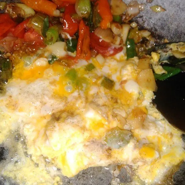 Masukan telur aduk rata.