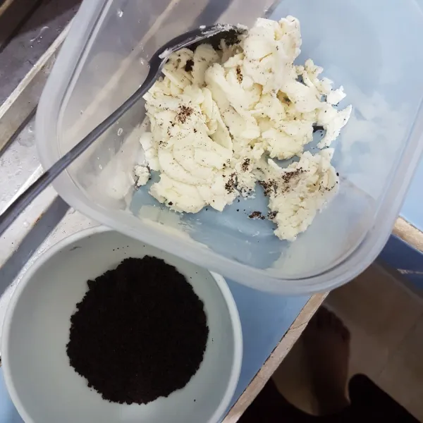 Pisahkan antara biskuit oreo dan cream putihnya sebanyak 2,5 Bungkus atau sisakan 5 keping oreo untuk topping. Haluskan biskuit yang telah dipisahkan dengan cream.