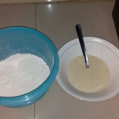 Campurkan tepung bumbu dan tepung terigu. Untuk bahan pencelup ambil 2 sdm tepung tambahkan air secukupnya aduk rata, kekentalan sedang.