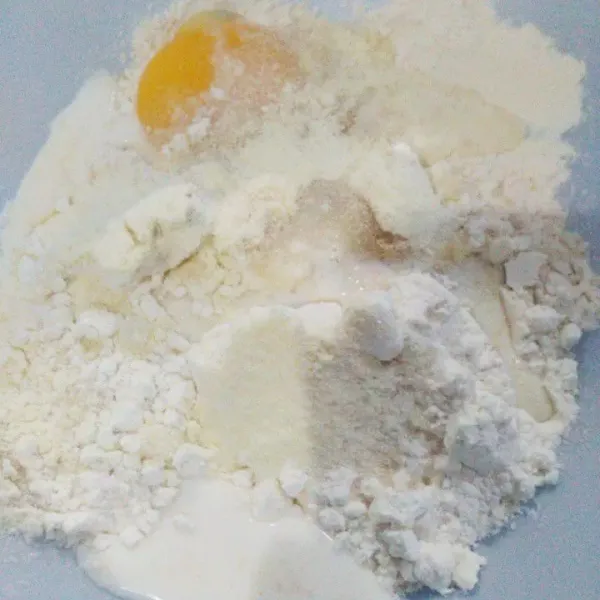 Masukkan semua bahan roti ke dalam mangkok, kecuali margarin dan garam.