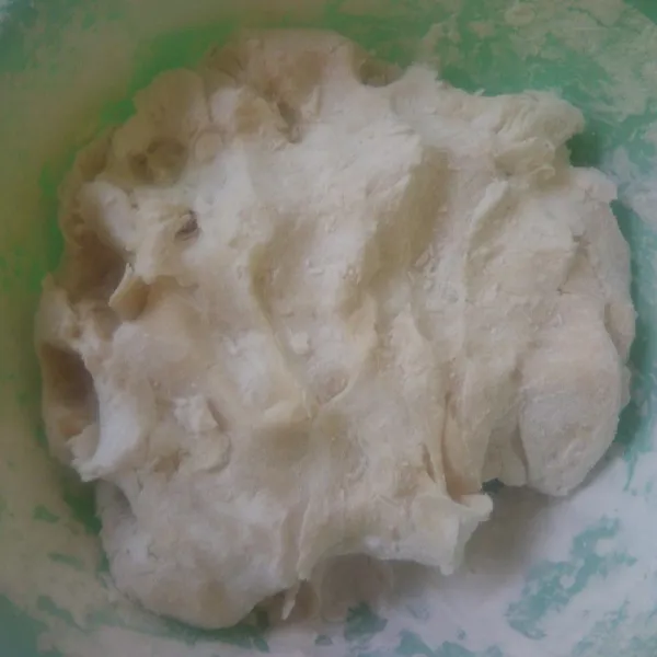 Tambahkan tepung sagu ke dalam adonan sedikit demi sedikit sambil di uleni hingga kalis.