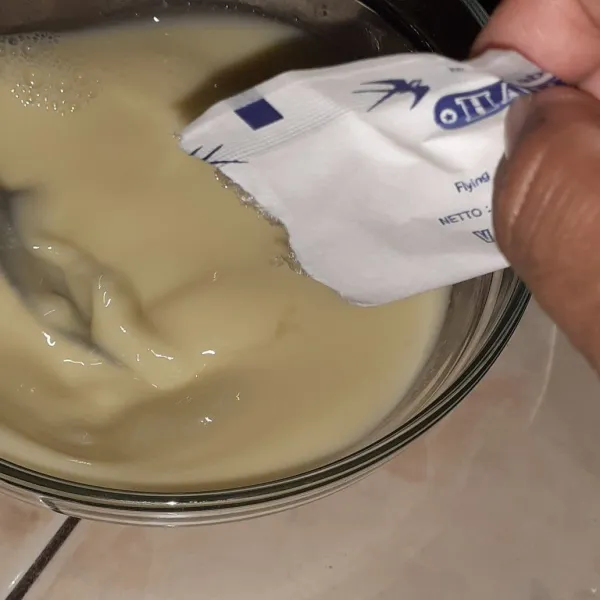 Tambahkan vanili bubuk, aduk lagi.