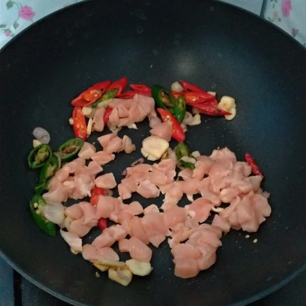 Masukan dada ayam, masak hingga berubah warna.