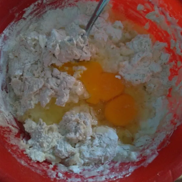 Aduk-aduk sampai rata dan masukan margarin uleni sampai kalis tutup dengan serbet dan diamkan 1 jam.