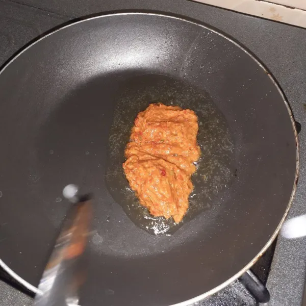 Panaskan minyak, tumis bumbu halus.