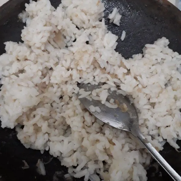 Setelah bumbu halus, campurkan bumbu dengan nasi. Aduk merata.