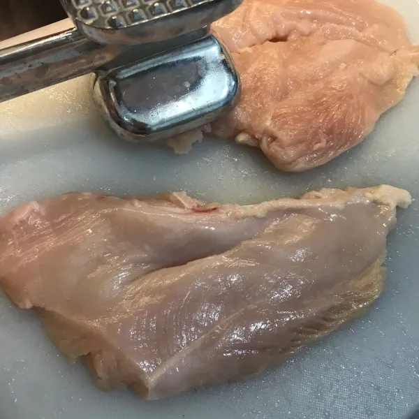 Tipiskan ayam dengan alat pemukul, lalu letakkan ke dalam wadah.