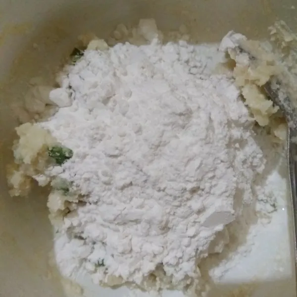 Masukkan tepung tapioka, aduk hingga rata.