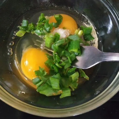 Kocok telur dengan garam, lada dan daun bawang.