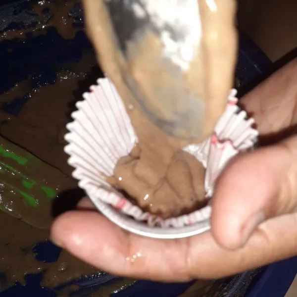 Masukkan adonan ke cetakkan yang sudah dilapisi kertas roti.