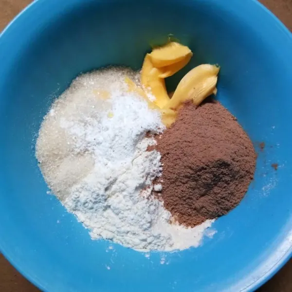 Masukkan tepung terigu, margarin, gula pasir, milo, dan tepung maizena ke dalam mangkok.