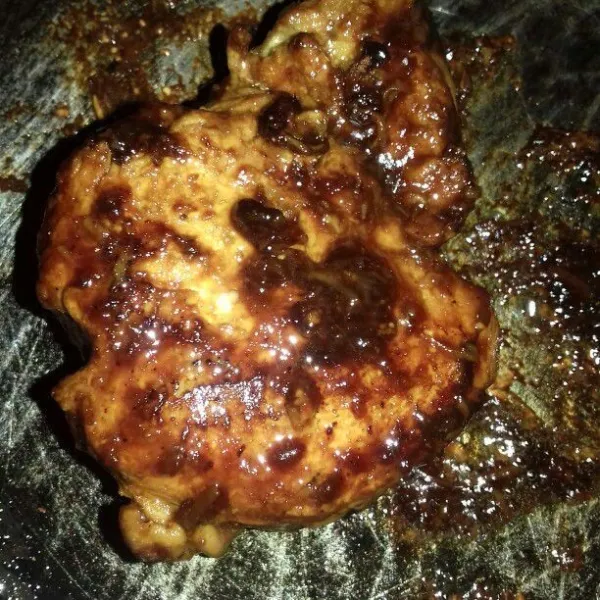 Bakar Ayam hingga kering, lalu angkat, sajikan bersama nasi dan sambal favoritmu .