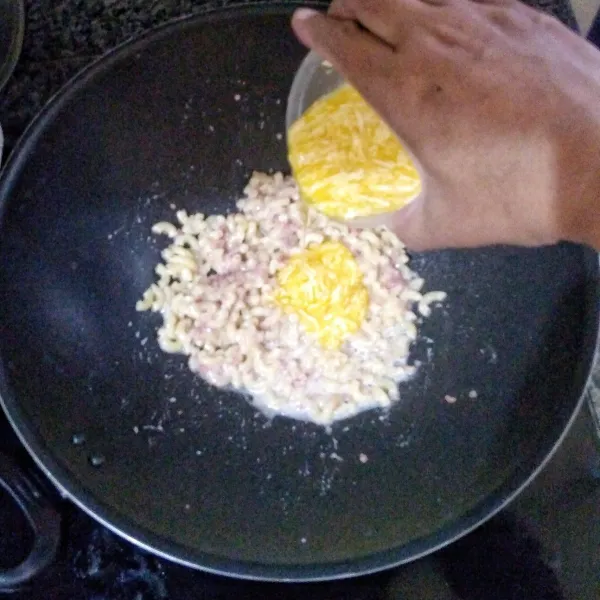 Tambahkan kocokan telur sambil diaduk cepat hingga mengental.