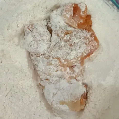 Masukkan ayam kedalam bahan kering, lumuri semua bagian ayam dengan bahan kering hingga rata, angkat.