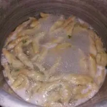 Masukkan adonan ke dalam air yang sudah diberi minyak goreng dan dimasak sampai mendidih. Tunggu hingga adonan mengembang, lalu angkat dan tiriskan.