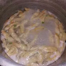 Masukkan adonan ke dalam air yang sudah diberi minyak goreng dan dimasak sampai mendidih. Tunggu hingga adonan mengembang, lalu angkat dan tiriskan.