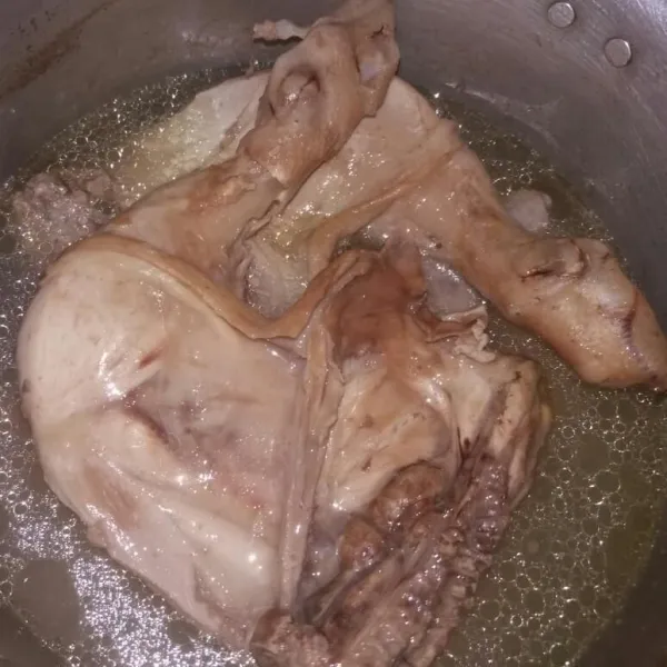 Rebus ayam hingga mengeluarkan kaldu.