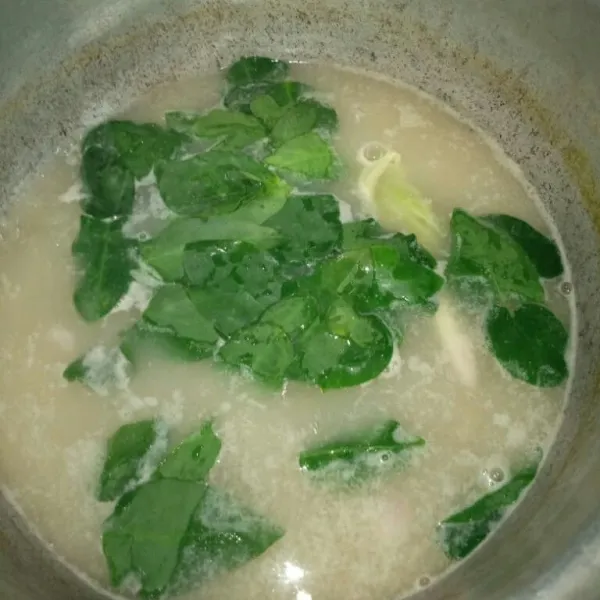 Terakhir masukkan daun katu, masak sebentar lalu sajikan.