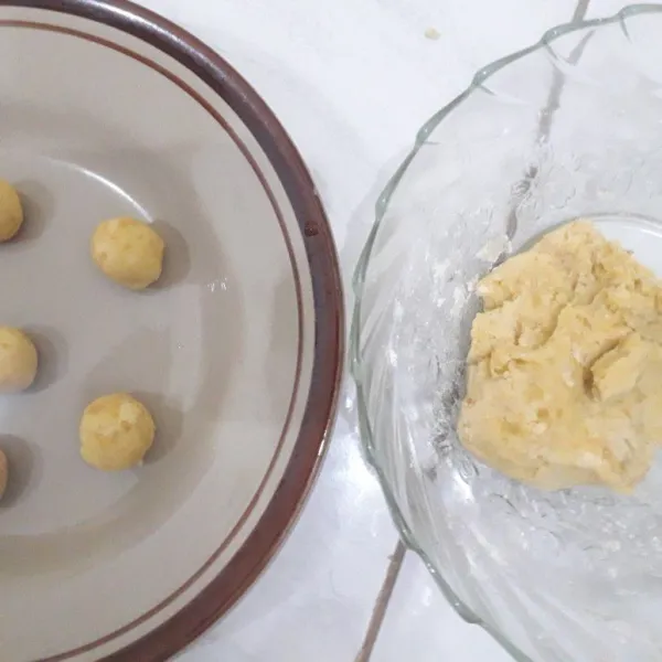 Tambahkan tepung tapioka ke dalam adonan ubi yang dihaluskan dan uleni hingga kalis, kemudian bentuk seperti kelereng.