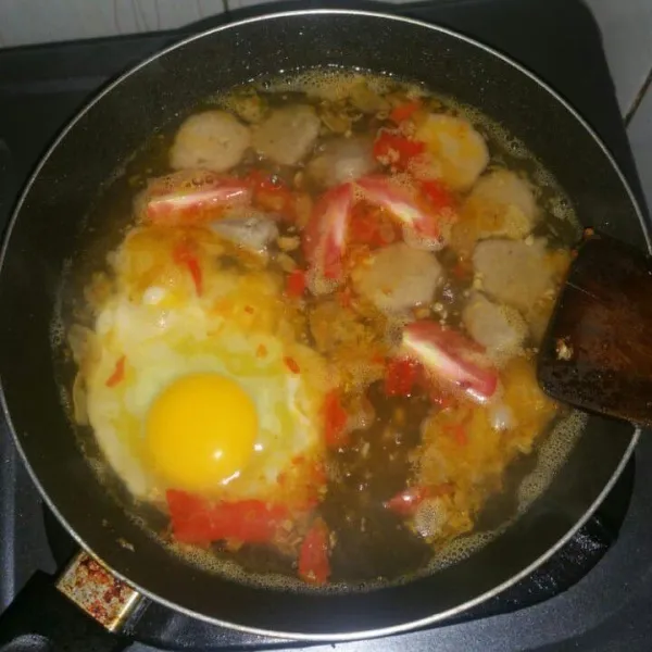 Masukan ke kuah bakso,tomat dan telur. Masak sampai telur matang/sesuai selera (telur setengah matang).