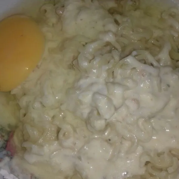 Masukkan mie yang sudah di rebus dan telur kedalam adonan tepung.