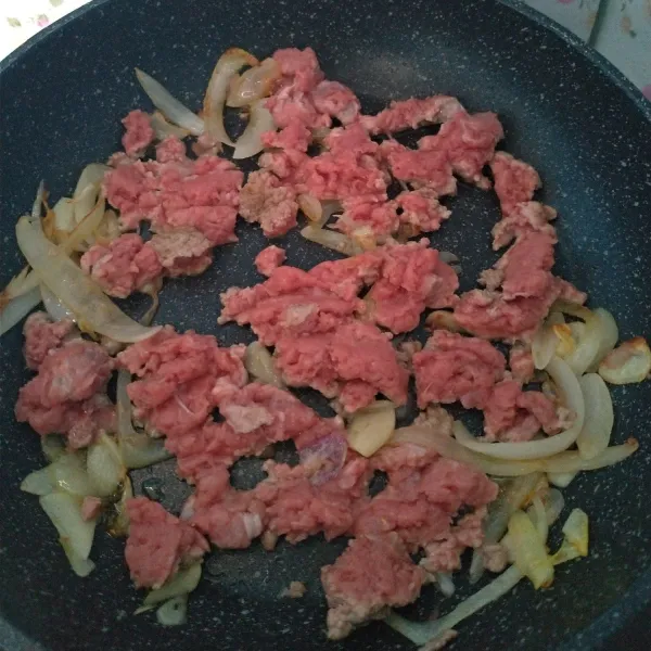 Masukkan daging sapi tumis sampai berubah warna.