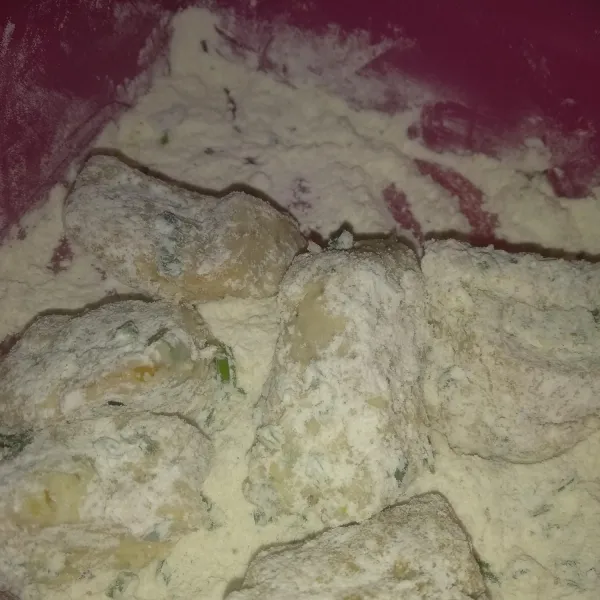 Celupkan tahu ke dalam larutan susu, kemudian masukkan ke dalam tepung terigu, lumuri sampai merata, kemudian ulangi hal tersebut 1 kali lagi.