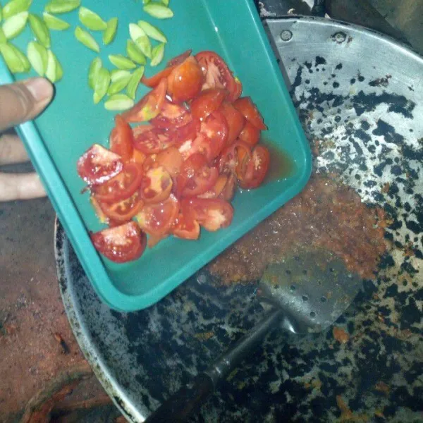 Panaskan minyak, tumis bumbu halus sampai harum lalu masukkan petai dan tomat.