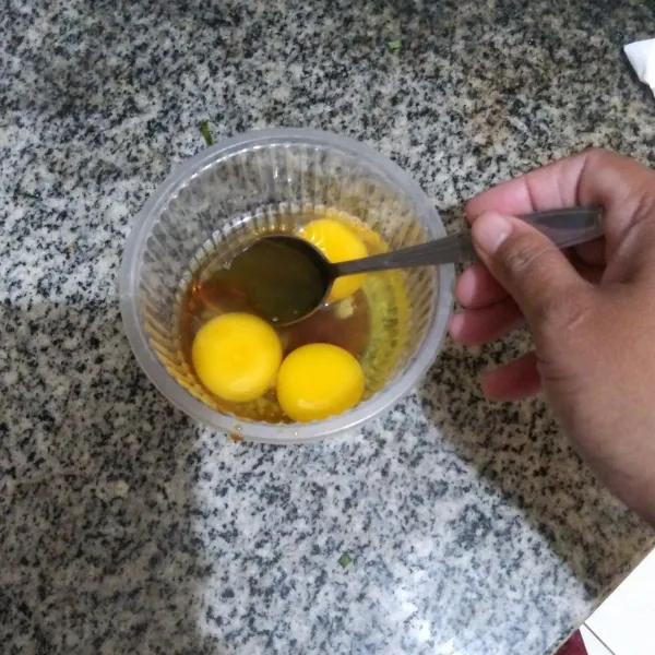 kocok telur, bumbui dengan kecap asin, bawang putih bubuk, garam dan merica bubuk. aduk rata kembali.