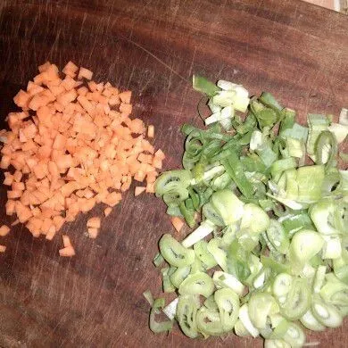 Potong kecil-kecil 2 daun bawang dan 1 wortel.