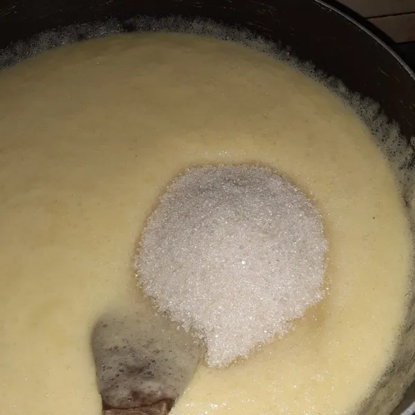 Masukkan gula, test rasa hingga manis, aduk terus dan tunggu hingga adonan kental dan berwarna coklat kuning keemasan.