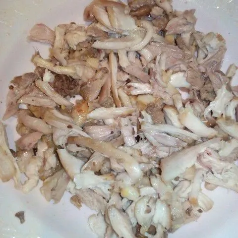 Suwir-suwir daging ayam lalu sisihkan.