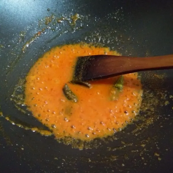 Panaskan minyak goreng, tumis bumbu halus dan daun jeruk hingga harum.