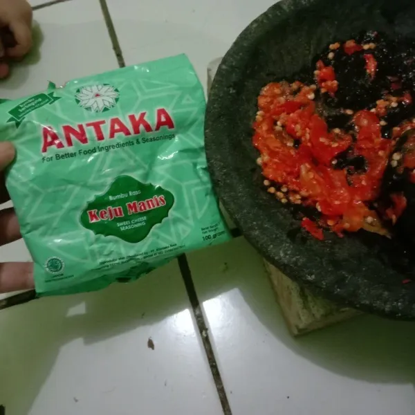 siapkan keju bubuk dan sambal.